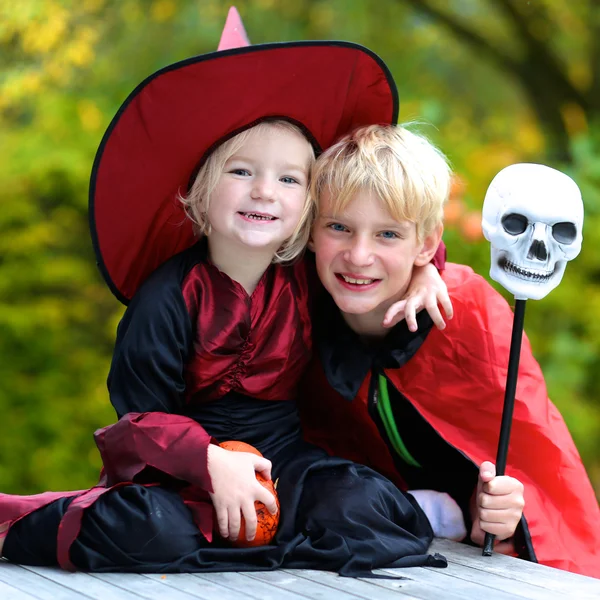 Kinderen met plezier op Halloween feestje — Stockfoto