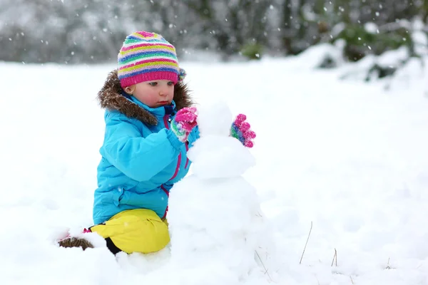 Entzückendes Kleinkind Mädchen spielt im Winterwald — Stockfoto