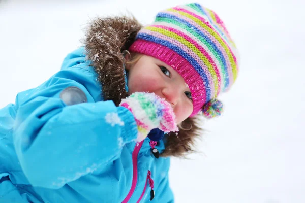 Entzückendes Kleinkind Mädchen spielt im Winterwald — Stockfoto