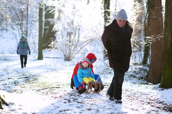 Gelukkig grootvader spelen met kleinkinderen — Stockfoto