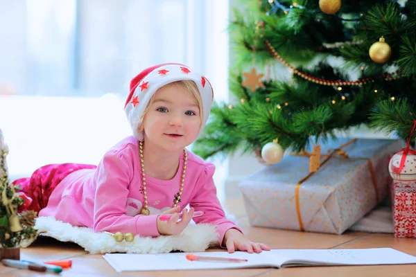 可爱的小女孩写给圣诞老人的信 — 图库照片