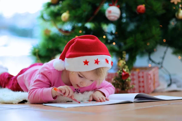 Encantadora niña escribiendo carta a Santa — Foto de Stock