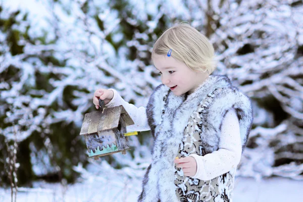 Bedårande barn girl spela i vintern skog — Stockfoto