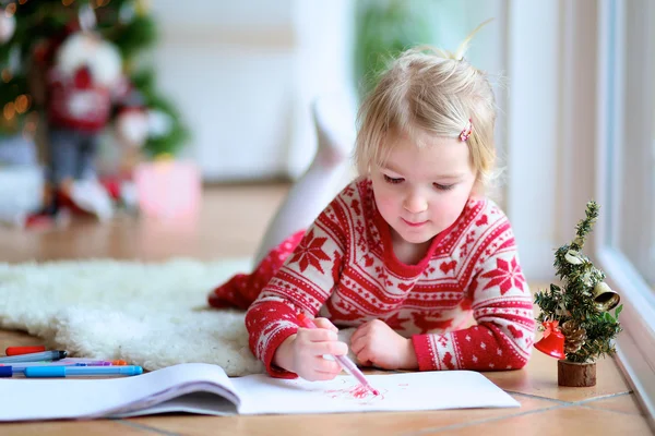 Härlig liten flicka skriva brev till Santa — Stockfoto