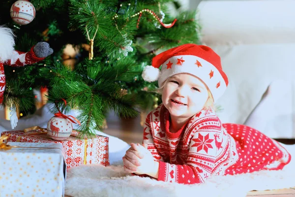 Schattig klein meisje onder kerstboom — Stockfoto