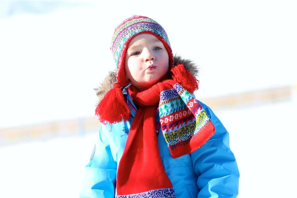 Meisje genieten van wintervakantie in Alpine Skiresort — Stockfoto