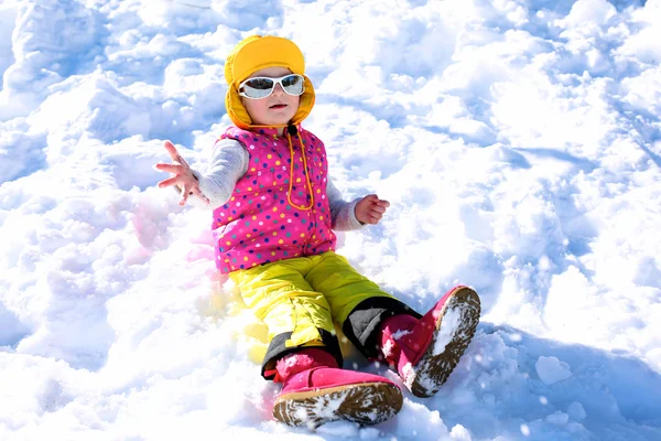 Lilla tjejen njuter av vintersemester på Alpine ski resort — Stockfoto