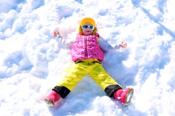 Κοριτσάκι να απολαύσετε τις χειμερινές διακοπές στο αλπικό χιονοδρομικό κέντρο — Φωτογραφία Αρχείου