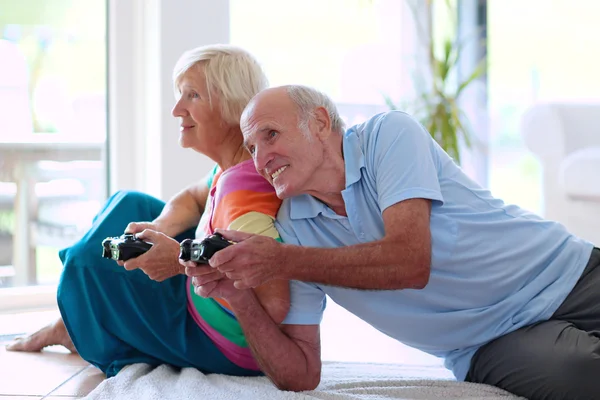 Senioren paar hebben plezier thuis — Stockfoto