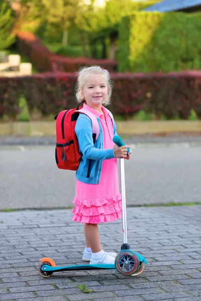 Criança com pequena mochila indo para a escola — Fotografia de Stock