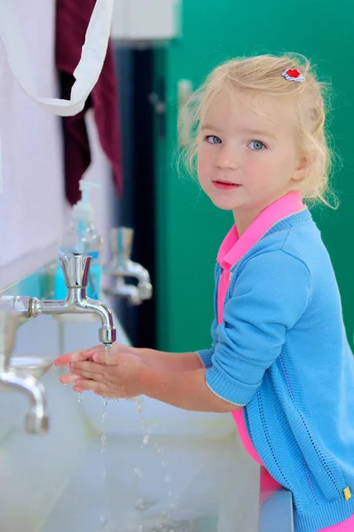 Κορίτσι πλύσιμο τα χέρια της — Φωτογραφία Αρχείου