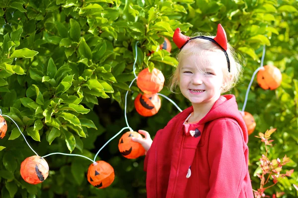 Щаслива дівчина дошкільнята насолоджується Хелловін — стокове фото