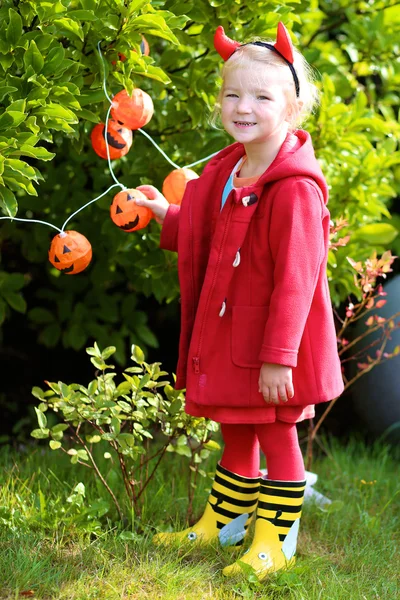 Щаслива дівчина дошкільнята насолоджується Хелловін — стокове фото