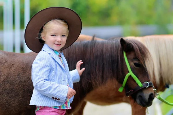 Feliz niña y su pony — Foto de Stock