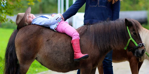 Glückliches kleines Mädchen und ihr Pony — Stockfoto