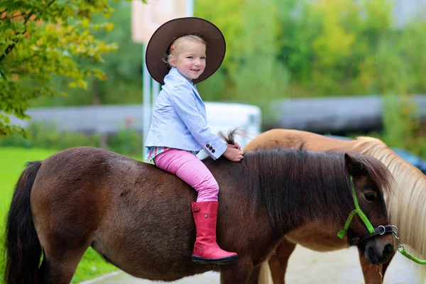 Feliz niña y su pony — Foto de Stock