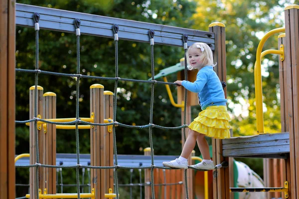 Glada barnet har roligt på lekplatsen — Stockfoto