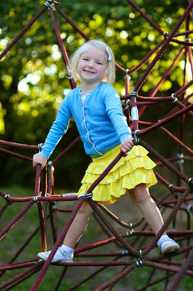Glada barnet har roligt på lekplatsen — Stockfoto