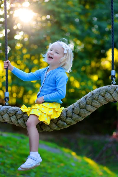 Fröhliches Kleinkind hat Spaß auf Spielplatz — Stockfoto