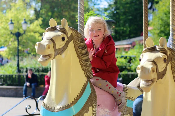 Niño feliz en el parque de atracciones — Foto de Stock