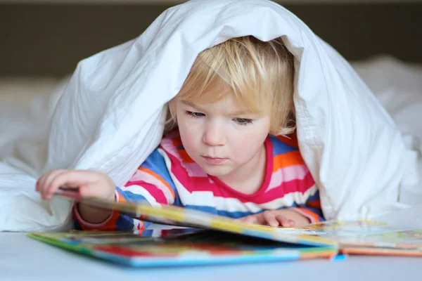 Girl reading book — Stock Photo, Image