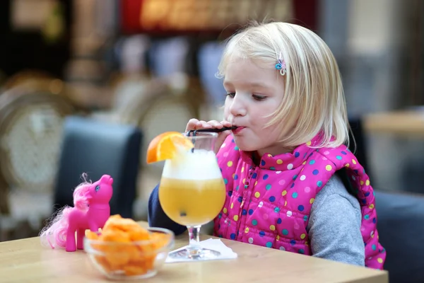 Menina da criança desfrutando de suco no café ao ar livre — Fotografia de Stock