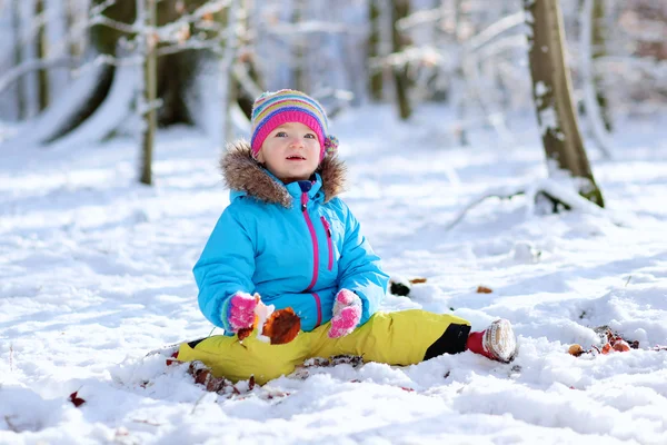 Entzückendes Kleinkind Mädchen spielt im Winterwald — Stockfoto