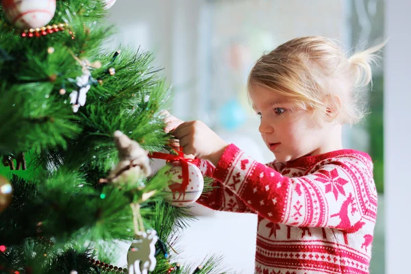 Mooi meisje versieren kerstboom thuis — Stockfoto