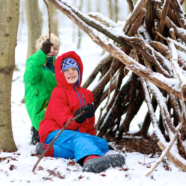 Children playing in winter forest. — Stock Photo, Image