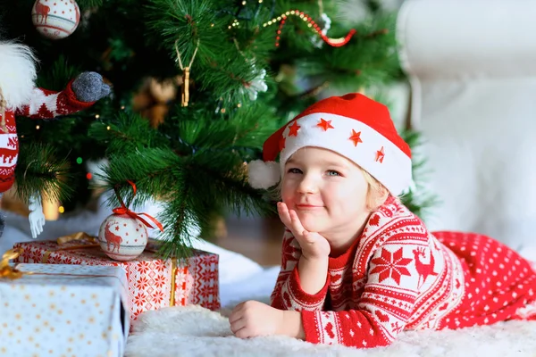 Linda niña bajo el árbol de Navidad — Foto de Stock