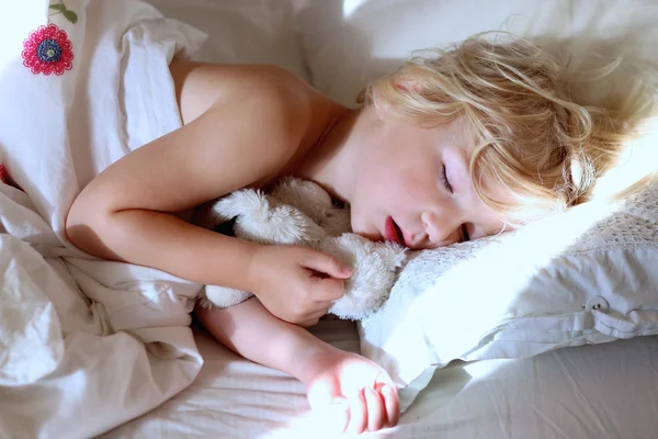 Édes totyogó gyermek alszik az ágyban — Stock Fotó