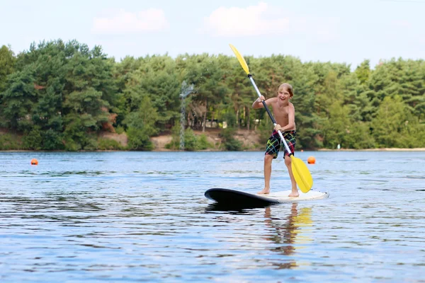 Menino aprendendo a remar — Fotografia de Stock