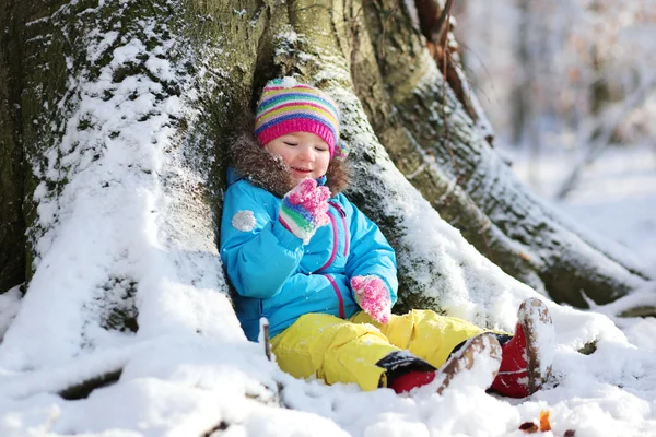 Adorable toddler girl playing in winter forest — Stock Photo, Image