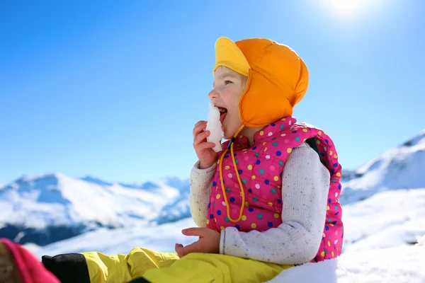 Niña disfrutando de las vacaciones de invierno en la estación de esquí alpino —  Fotos de Stock