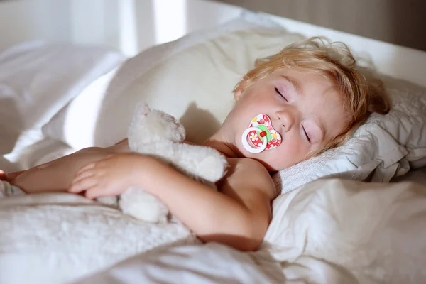 Dolce bambino bambino che dorme a letto — Foto Stock