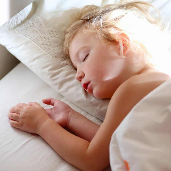 Słodki dziecko śpi w łóżku — Zdjęcie stockowe