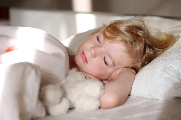 Süßes Kleinkind schläft im Bett — Stockfoto