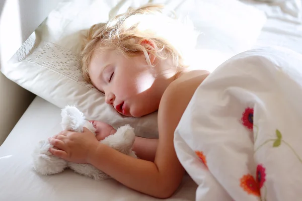 Süßes Kleinkind schläft im Bett — Stockfoto