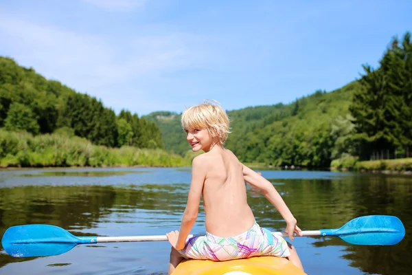 Skolan pojke kajakpaddling — Stockfoto