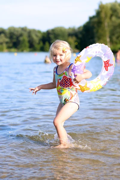 Gezond meisje plezier ontspannen — Stockfoto