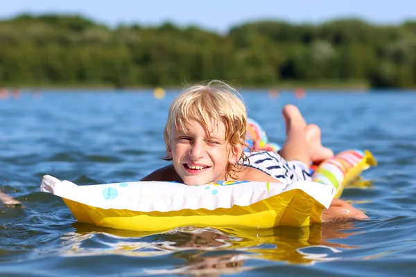 Ребенок плавает на надувном игрушечном кольце — стоковое фото