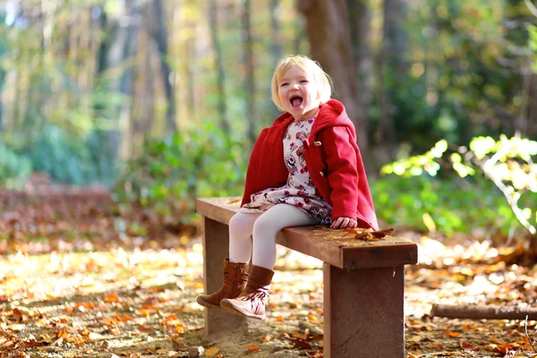 Lycklig liten flicka spela i höst skog — Stockfoto