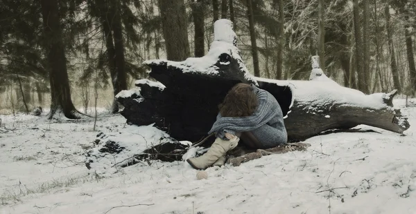 Chica en el bosque — Foto de Stock