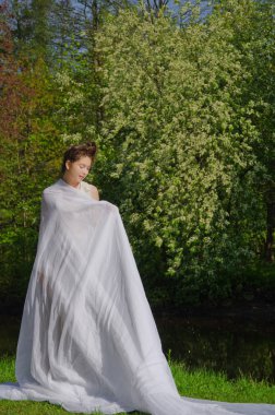 Genç oryantal kadın beyaz bir kumaş