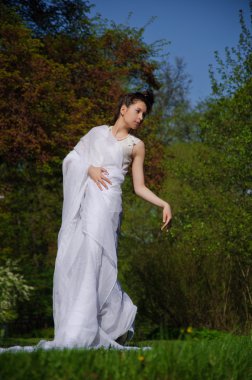 Genç oryantal kadın beyaz bir kumaş