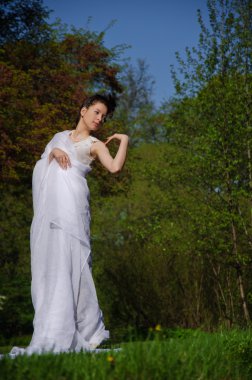 Genç oryantal kadın beyaz bir kumaş