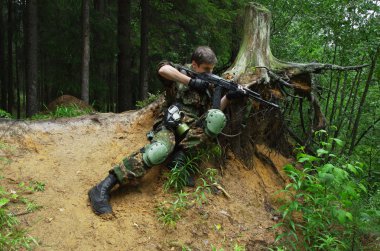 askerler ormanda