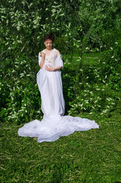 Mujer oriental en matorrales de cereza salvaje — Foto de Stock