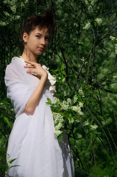 Mujer en la flor Bush — Foto de Stock