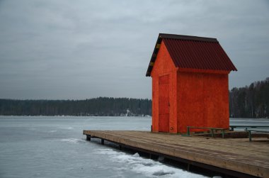pier üzerine kırmızı ev